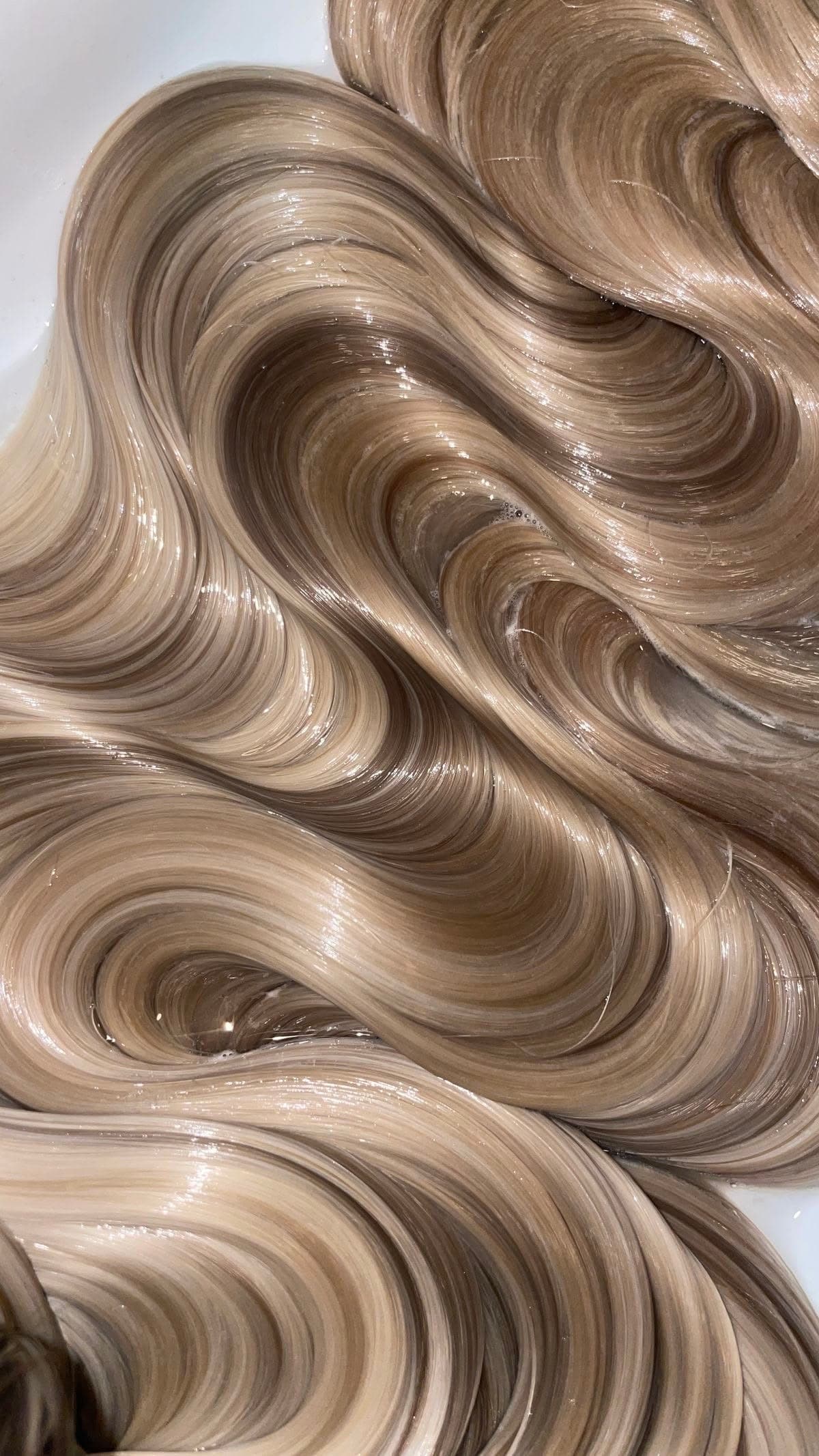 Glossy waves of blonde hair